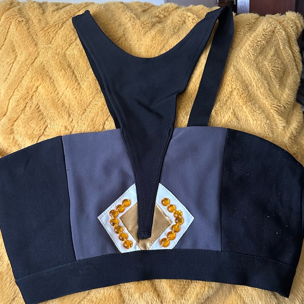 🌺 BUNDLE 4 ITEMS FOR $20 🍒
Boutique 9 Black and Gray Crop Top